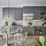 Comedor con sillas de madera.