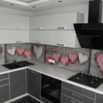 Campana negra sobre una estufa de gas