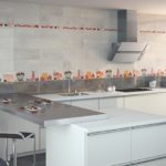 Campana gris en la cocina con ventana panorámica