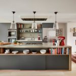 Isla de cocina con fachadas grises