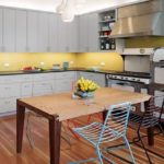 Piso de madera en la cocina de la esquina