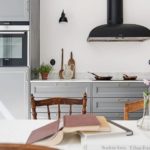 Capucha negra sobre una pared blanca