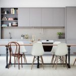 Sillas blancas con asientos de plástico