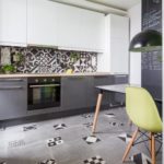 Delantal abigarrado en una cocina lineal