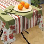 Serviettes vertes sur une nappe à rayures