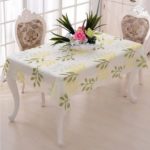 nappe fleurie en coton blanc