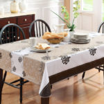 Plats en porcelaine sur la table à manger