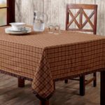 Carafe avec de l'eau sur une nappe marron