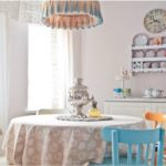 Samovar brillant sur la table de la cuisine