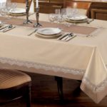 Couverts sur la table à manger