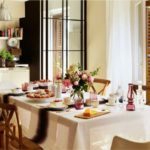 Préparer une table pour le petit déjeuner en famille