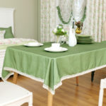 plats blancs sur une nappe verte