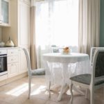 Coin repas dans une cuisine linéaire