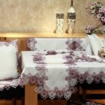 Fleurs fraîches sur la table à manger