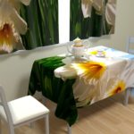 Nappe de cuisine avec impression photo sur une table près de la fenêtre