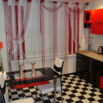 Κουρτίνες με νήματα στο παράθυρο μιας σύγχρονης κουζίνας