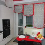 Ρωμαϊκές κουρτίνες με κόκκινο περίγραμμα