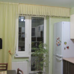 Μπεζ κουρτίνες στο μπλοκ μπαλκόνι