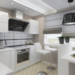 Γκρι ρωμαϊκές κουρτίνες στο παράθυρο της κουζίνας