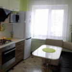 Εσωτερικό της κουζίνας με καθιστικό σε ένα σπίτι