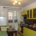 Πράσινες προσόψεις ενός σετ κουζίνας