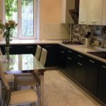 ανοιχτόχρωμο κεραμικό πάτωμα