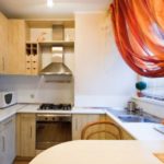 Φωτεινή κουρτίνα πάνω από τον νεροχύτη της κουζίνας