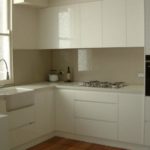 Συμπαγής κουζίνα με νεροχύτη στο παράθυρο