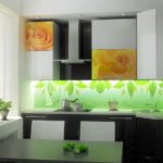 Ακρυλική ποδιά με εκτύπωση φωτογραφιών στην κουζίνα ενός διαμερίσματος πόλης