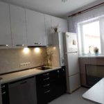 Διαφανή κουρτίνα στο παράθυρο της κουζίνας