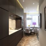 Στενή κουζίνα με τραπεζαρία κοντά στο παράθυρο