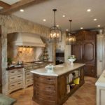 หินธรรมชาติบนผนังห้องครัว