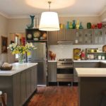 เฟอร์นิเจอร์สีเทาในห้องครัวของบ้านในชนบท