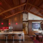 เพดานไม้ในการตกแต่งภายในของห้องครัว