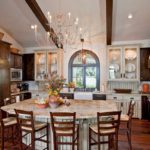 คานไม้บนเพดานสีขาว