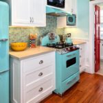 เครื่องใช้สีฟ้าครามในการตกแต่งภายในของห้องครัว