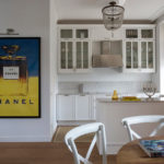 ผ้าม่านโรมันบนหน้าต่างห้องครัว