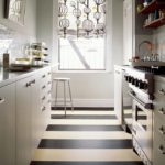 Gestreifter Boden in schmaler Küche