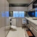 Hightech in einem engen Kücheninterieur