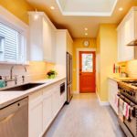 Gelbe Wände in einem engen Raum