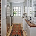 Langer Teppich auf dem Küchenboden