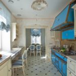 Blaue Möbel in der Küche eines Privathauses