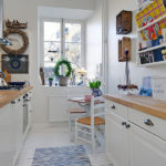 Helles Dekor in einer weißen Küche