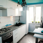 Keramikboden in einer weißen Küche