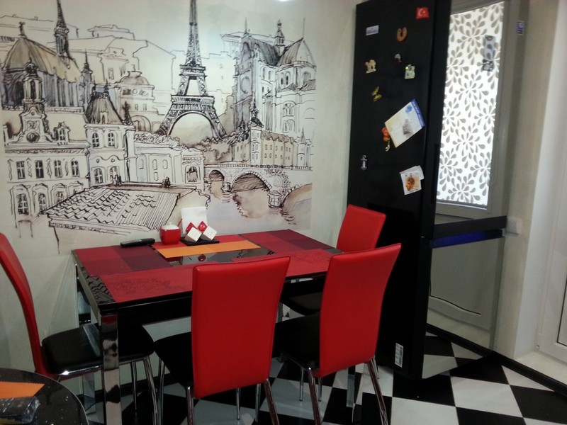 Photo murale avec l'image de Paris sur le mur de la cuisine dans un appartement en ville