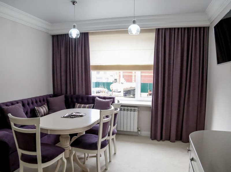 Perdele violet închis în bucătărie cu canapea