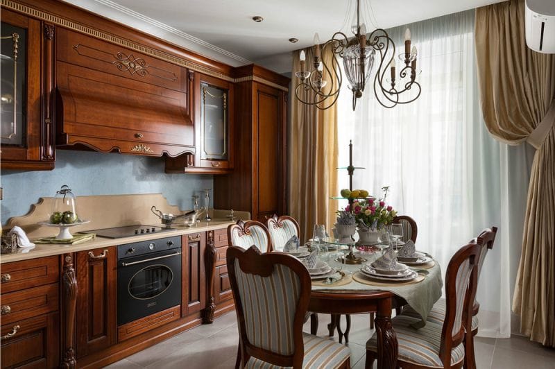 Muebles de madera clásicos en el interior de la cocina.