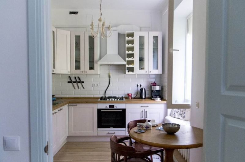 Deschideți ușa către bucătăria unei case cu panouri