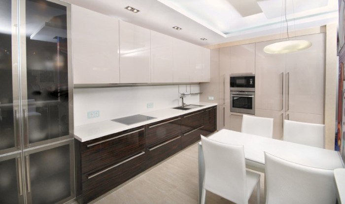 Éclairage dans une cuisine blanche.