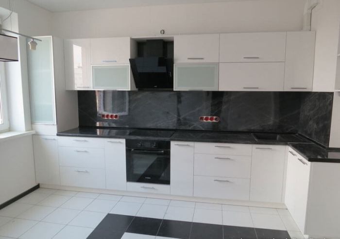 Tablier noir dans la cuisine.